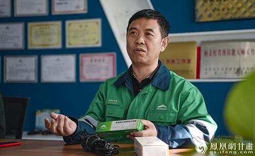 在甘肃省金昌市金川集团公司,杨秉松坚持仪器仪表研发31年